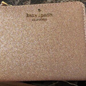 KATE SPADE JOELEY ROSE GOLD METALLIC COMPACT SAFFIANO LEATHER ZIP WALLET